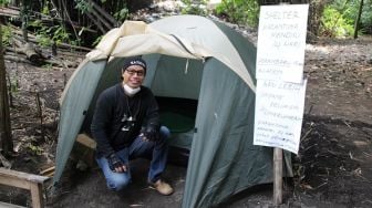 Mudik ke Klaten, Pria Ini Isolasi Corona Mandiri di Tenda Pinggir Sungai