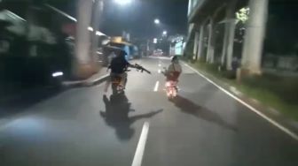 Mencekam! Begini Detik-detik Polisi Buru dan Ciduk Bandit Jalanan di Cakung