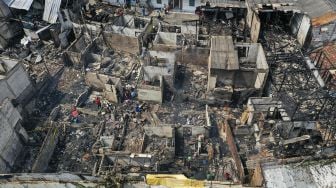 Kondisi rumah yang terbakar di kawasan Pinangsia, Tamansari, Jakarta, Minggu (19/4).   [ANTARA FOTO/Nova Wahyudi]