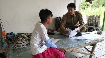 5 Potret Guru Avan Datangi Satu per Satu Rumah Murid Untuk Mengajar