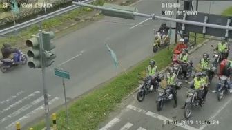 Nyali Baja, Pemotor Scoopy Ini Bikin Rombongan Polisi Nengok Berjamaah