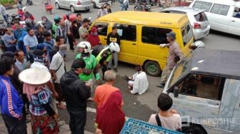 Lansia di Bukittinggi Pingsan Tiba-tiba, Dievakuasi Petugas Berpakaian APD