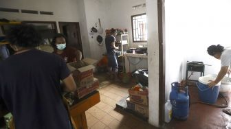 Suasana di kafe milik sekelompok pemuda yang diubah menjadi dapur umum yang dinamai 'Dapur Untuk Rakyat' di kawasan Pisangan, Ciputat, Tangerang Selatan, Senin (20/4). [Suara.com/Angga Budhiyanto]