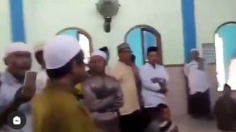 Viral Video Warga Caci Maki Ustaz di Dalam Masjid, Warganet: Tak Ada Akhlak