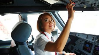 Kartini Masa Kini, Jalan Panjang Monika Anggreini Jadi Pilot Perempuan