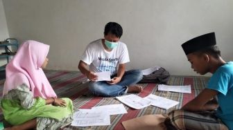 Guru Sumenep Tak Bisa Belajar Online: Kalau Ditelepon, Ortu Murid di Sawah