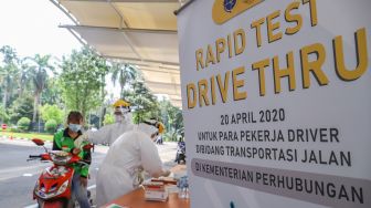 Petugas melakukan Rapid Test virus Corona kepada seorang driver ojek Daring di Kementerian Perhubungan, Jakarta Pusat, Senin (20/4). [Suara.com/Alfian Winanto]