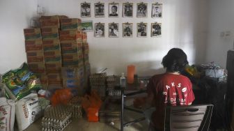 Aktivitas di kafe milik sekelompok pemuda yang diubah menjadi dapur umum yang dinamai 'Dapur Untuk Rakyat' di kawasan Pisangan, Ciputat, Tangerang Selatan, Senin (20/4). [Suara.com/Angga Budhiyanto]