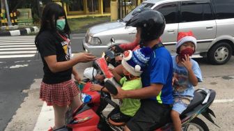 Berbagi Masker di Jalan, Waria Kulon Progo Nyanyikan Lagu Berjudul Corona