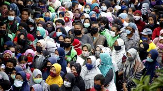 Ratusan warga antre sembako tanpa jaga jarak di gedung Baznas Kabupaten Bogor, Cibinong, Bogor, Jawa Barat, Senin (20/4). [ANTARA FOTO/Yulius Satria Wijaya]
