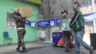 Banser membawa distribusi Alat Pelindung Diri ( APD) di kantor PP GP Ansor, Jakarta, Senin (20/4).  [Suara.com/Oke Atmaja]