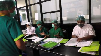 Cerita perawat: butuh satu jam tangani satu pasien covid-19