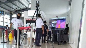 Thermo Scanner di Stasiun Rangkasbitung Bekerja Otomatis Pindai Suhu Tubuh