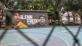 Mural bergambar Glenn Fredly di Lapangan Basket Panglima Polim, Jakarta Selatan, Selasa (21/4). [Suara.com/Alfian Winanto]