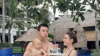 Cuma Pakai Bikini, Potret Istri Gelandang Barito saat Bawa Kue Ultah Bikin Netizen Salfok