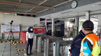 Mudik Dilarang, Calon Penumpang Antre Batalkan Tiket di Stasiun Bekasi