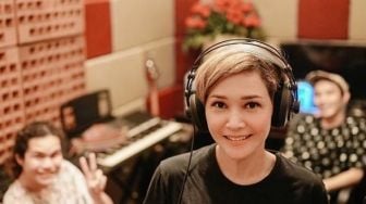 Maia Estianty Dikerjai Dul Jaelani Jadi Backing Vokal Lagu Terbaru