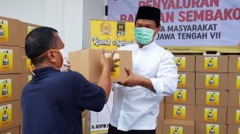 Anggota Komisi VIII DPR Bantu Masyarakat Terdampak Covid-19