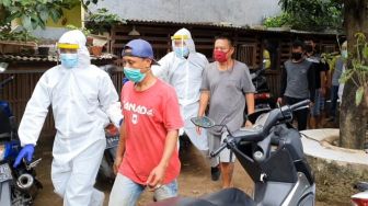 Polisi membawa pelaku pemain judi  sambung ayam di Bekasi, Jawa Barat, Selasa (21/4). [Istimewa]
