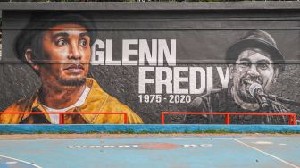 Mural bergambar wjaha Glenn Fredly berada di Lapangan Basket Panglima Polim, Jakarta Selatan, Selasa (21/4). [Suara.com/Alfian Winanto]