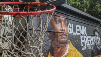 Mural bergambar Glenn Fredly yang berada di Lapangan Basket Panglima Polim, Jakarta Selatan, Selasa (21/4). [Suara.com/Alfian Winanto]