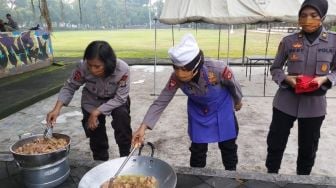 Rayakan Hari Kartini, Polwan dan Bhayangkari Bagikan Ribuan Paket Sembako