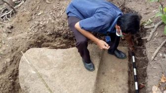 Batu Kuno Ditemukan di Mojokerto, Diduga Bagian dari Candi atau Istana