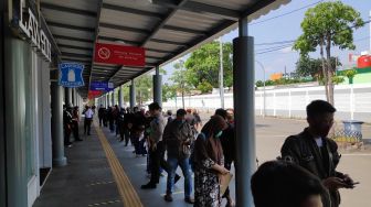 Jokowi Larang Mudik, Sejumlah Pemudik Antre Batalkan Tiket di Stasiun Senen