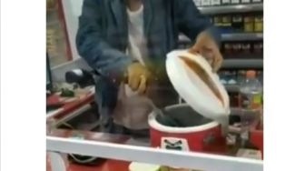 Pengamanan Berlapis Cegah Corona di Warteg Ini Bikin Warganet Melongo