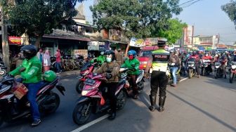 Hari Pertama PSBB Bandung: Jalanan Ramai, Masih Banyak Warga Tak Bermasker