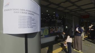 Antrean calon penumpang untuk membatalkan tiket perjalanan kereta api di Stasiun Pasar Senen, Jakarta, Rabu (22/4). . [Suara.com/Angga Budhiyanto]