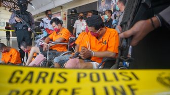 Polisi merilis penangkapan kembali narapidana asimilasi karena terlibat aksi pencurian sepeda motor di Mapolres Tulungagung, Tulungagung, Jawa Timur, Rabu (22/4).  [ANTARA FOTO/Destyan Sujarwoko]
