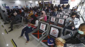 Ratusan Calon Penumpang Batalkan Tiket Mudik di Stasiun Senen