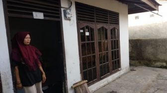 Bikin Haru, Janda Miskin Ini Bagikan Sembakonya ke Janda Miskin Lainnya