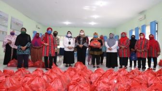 PKK Bangka Bagikan 200 Paket Sembako Bagi Lansia
