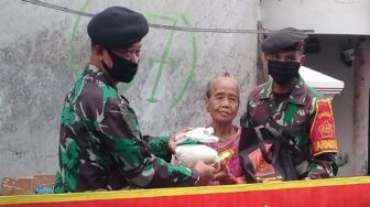 Tanggap Covid-19, Sub Garnisun 0830 Bantu Ringankan Beban Warga