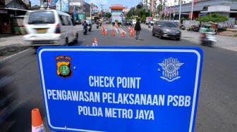 Plang tanda "check point" pengawasan pelaksanaan Pembatasan Sosial Berskala Besar (PSBB) ditempatkan di Jalan Ciledug Raya, Jakarta, Kamis (23/4).  [ANTARA FOTO/Hafidz Mubarak ]
