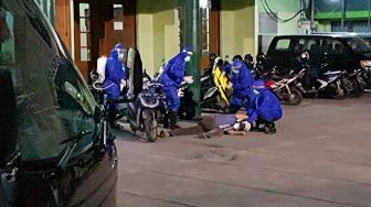 Seorang Pria Tiba-tiba Jatuh di Halaman Masjid, Jemaah Salat Tarawih Bubar