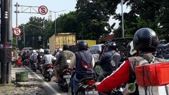 PSBB Fase II Diterapkan di Jakarta, Jalan Raya Bogor Arah Pasar Rebo Macet