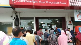 Warga Banten Panik, Ramai-ramai Tarik Tabungan dari Bank Banten