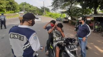 Berkendara Tak Pakai Helm, Bocah SD di Bekasi Ini Hanya Diminta Beli Masker