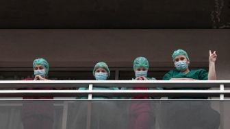 Dokter Foto Telanjang, Protes Kekurangan APD Virus Corona