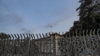 Suasana didepan Masjid Istiqlal, Jakarta Pusat, Kamis (23/4).  [Suara.com/Alfian Winanto]
