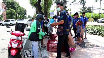 Masya Allah, Warga Pekalongan Bagi-bagi Ratusan Tempe karena Dilarang Mudik