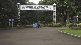 Suasana sejumlah di SMK Negeri 57, Jakarta, Kamis (23/4). [Suara.com/Angga Budhiyanto]