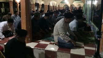 Dibayangi Wabah Corona, Salat Tarawih Cepat di Blitar Tetap Digelar