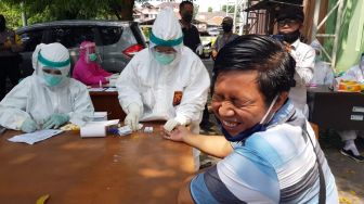 Pedagang dan Pengunjung Masyarakat di Pasar Cilegon Jalani Rapid Test