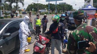 Kendaraan dari Luar Cirebon Diperiksa Ketat Standar Pencegahan Virus Corona