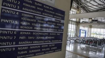 Papan pengumuman di Terminal Pulo Gebang, Jakarta, Jumat (24/4/). [ANTARA FOTO/Hafidz ]