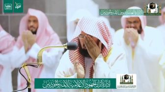 Imam Masjid Madinah Menangis Baca Doa, Salat Witir Sampai Diulang 5 Kali